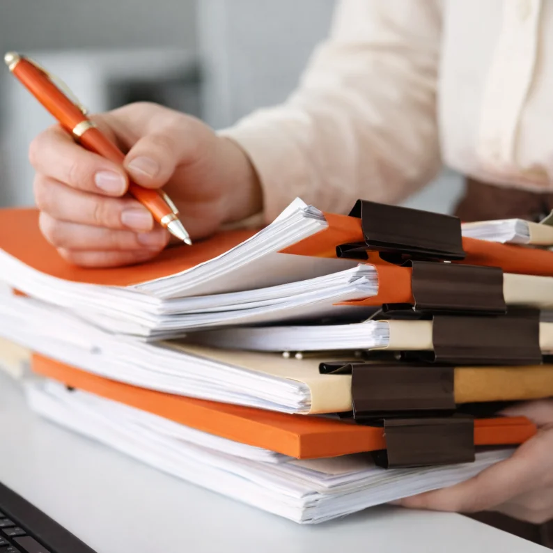 Profesjonalna obsługa dokumentacji pracowniczej, akt osobowych oraz procesów kadrowo-płacowych dla firm.