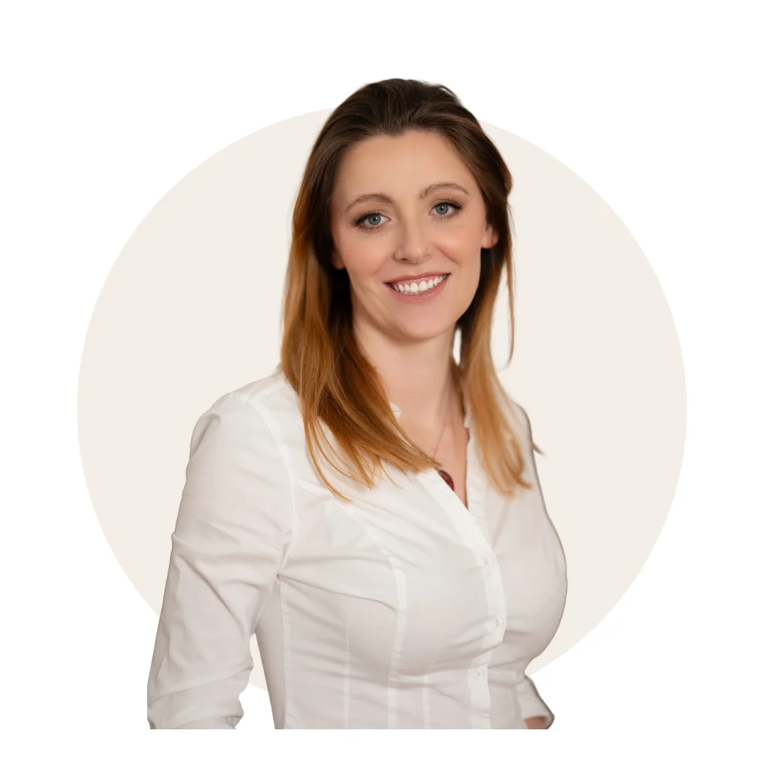 Natalia Czajka koordynuje pracę działu kadr i płac, dbając o sprawną obsługę klientów, terminowość i jakość procesów kadrowo-płacowych.