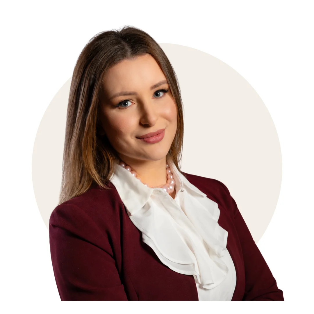Zuzanna Wachowiak zajmuje się wsparciem firm w zakresie kadr, płac, dokumentacji pracowniczej oraz rozliczeń pracowniczych.